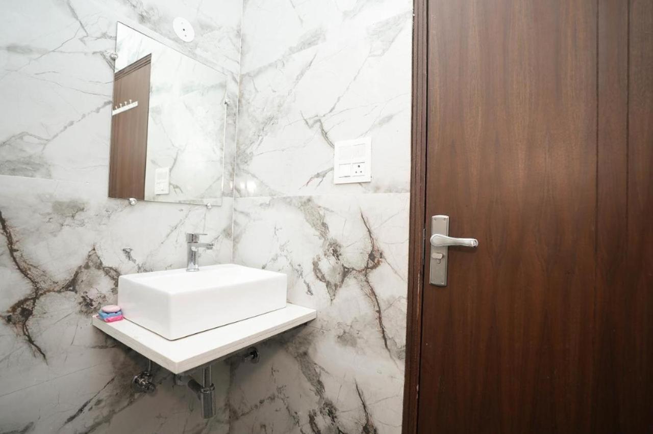 Hotel Sarthi In Jangpura Bhogal Near Nizamuddin Railway Station