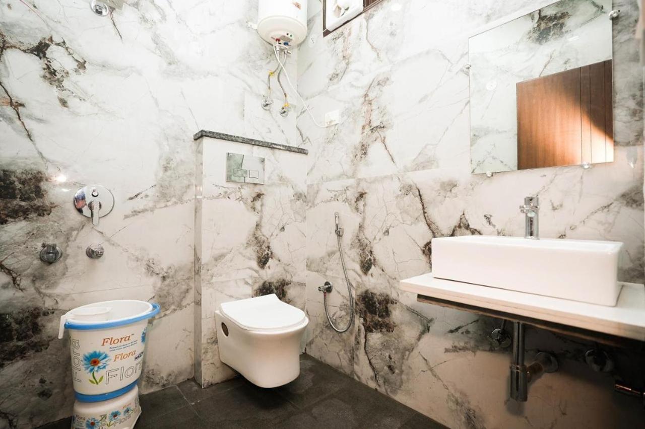 Hotel Sarthi In Jangpura Bhogal Near Nizamuddin Railway Station 3*